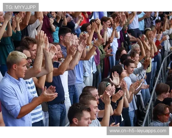 摔跤联赛老将上演绝地反击，观众起立鼓掌