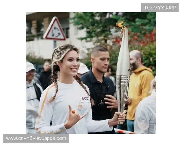 火炬象征运动员的奋斗与坚持，奥运火炬的精神